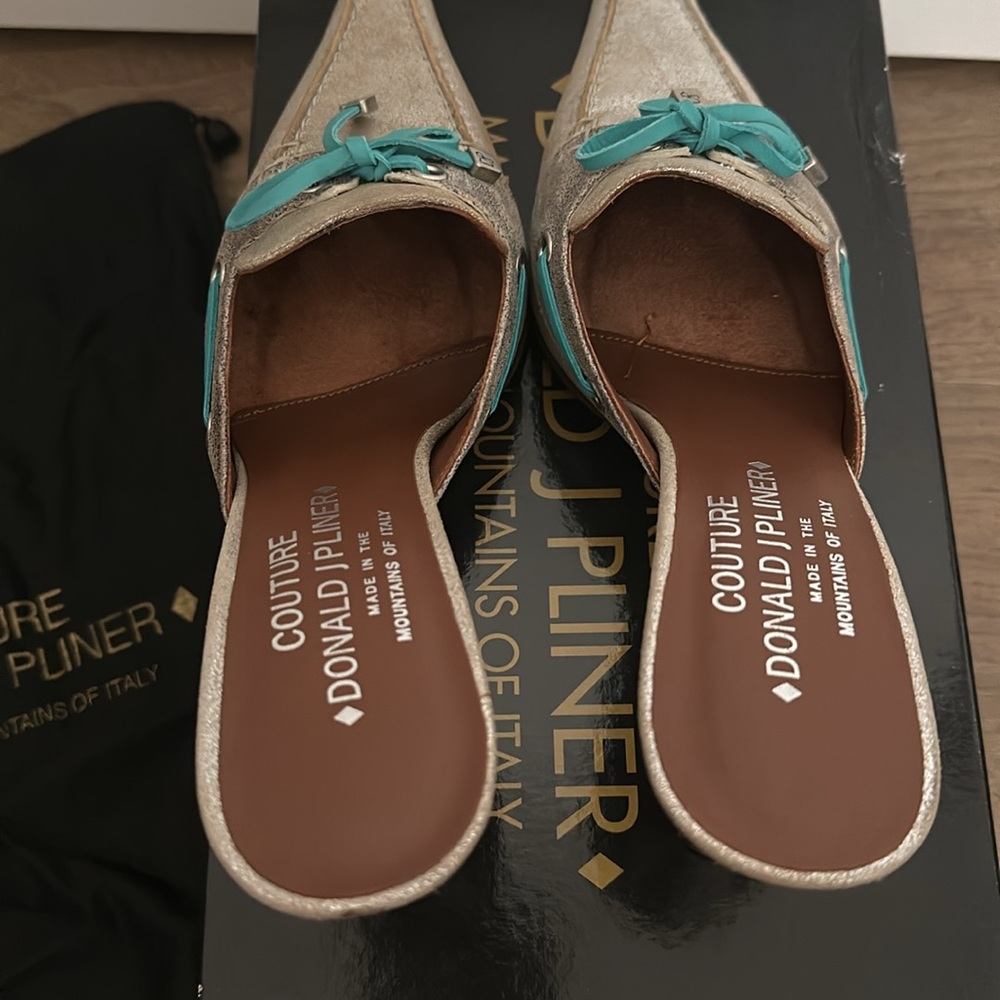 Donald J. Pliner Couture Vintage Y2K Distressed Silver Mule Heel Teal Lace Bow 8 - Picture 6 of 7